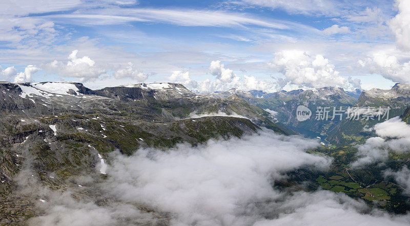 从壮观的平台上俯瞰Geirangerfjord全景，Geiranger Skywalk海拔1500米，是欧洲最高的峡湾公路景观。